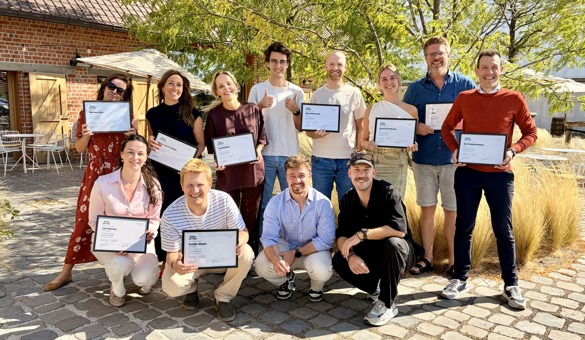 Deelnemers van de AI-Driven Growth certificate track met hun Better Growth Certificaat